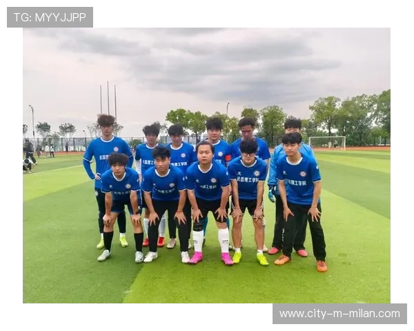 球员在赛后会议中强调团队合作的重要性